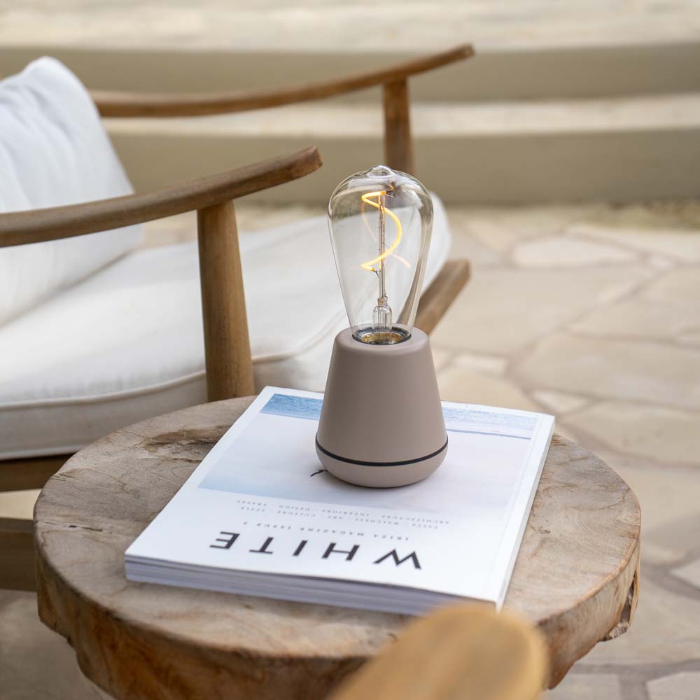 Humble One Outdoor Oplaadbare Tafellamp Beige│Buitenverlichting│art. UMTL00119│voorkant met witte achtergrond en licht uit