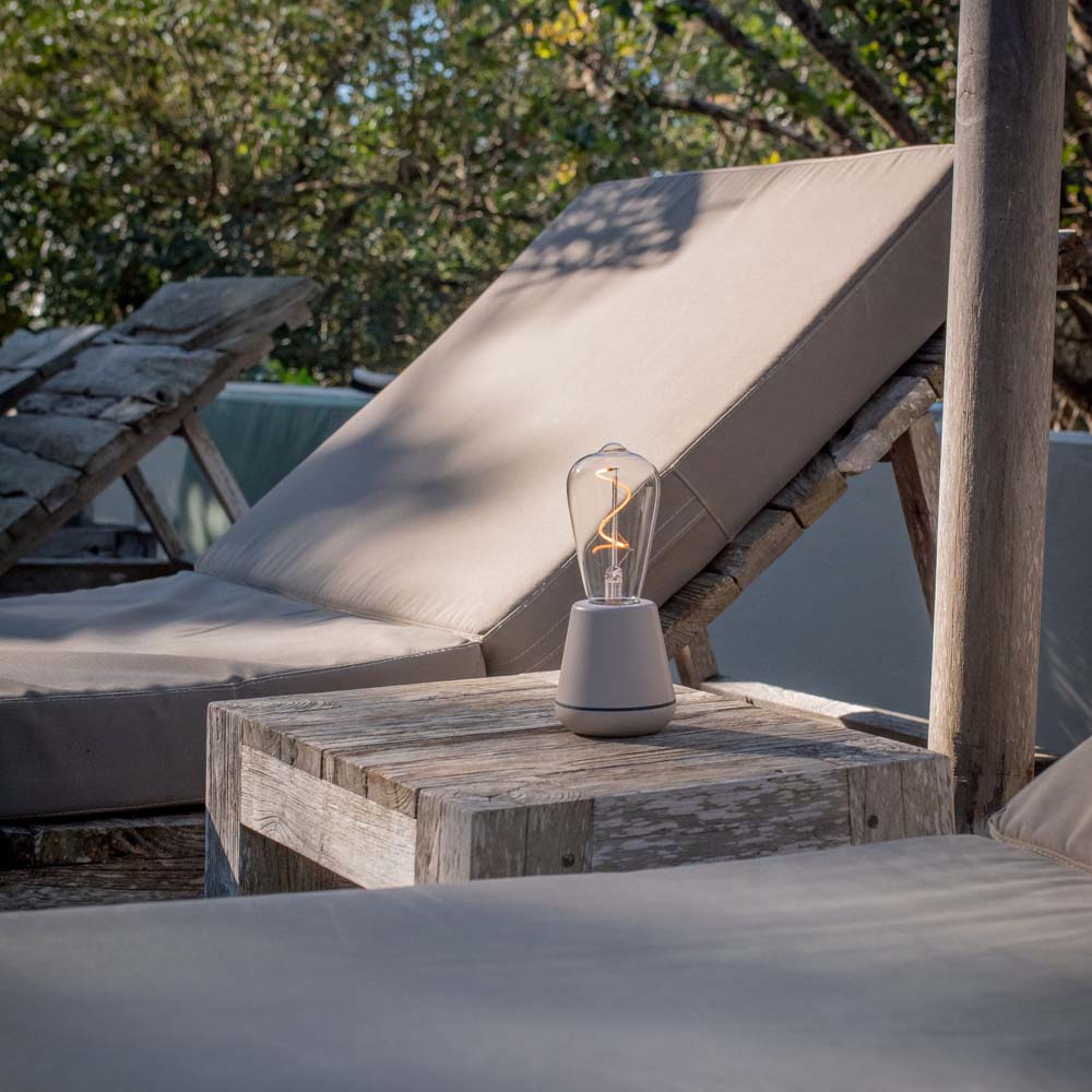 Humble One Outdoor Oplaadbare Tafellamp Linen│Buitenverlichting│art. UMTL00119│op houten tafeltje naast ligbed
