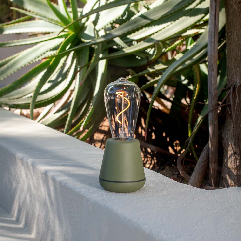 Humble One Outdoor Oplaadbare Tafellamp Moss│Buitenverlichting│art. HUMTL00117│in tuin met cactus op achtergrond