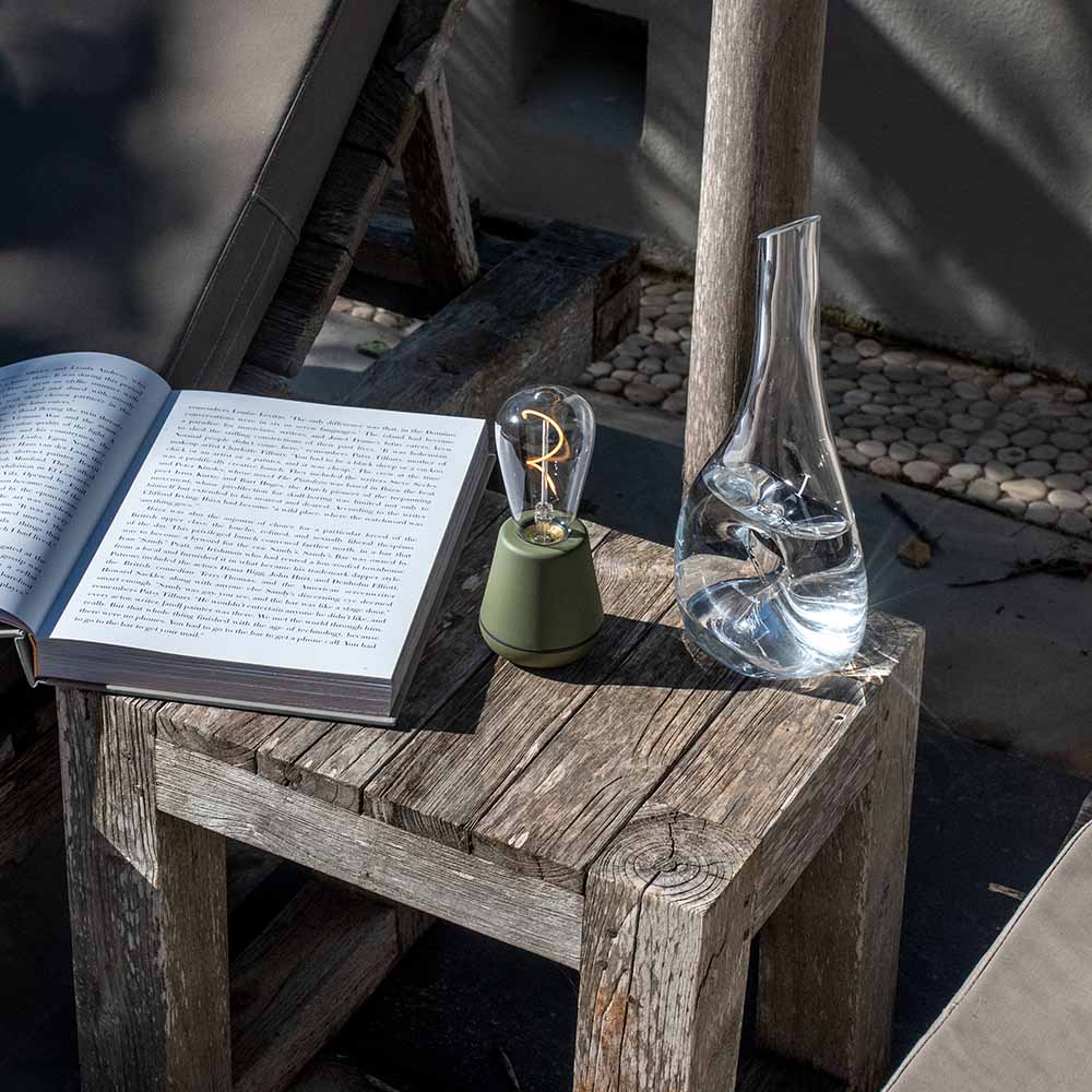 Humble One Outdoor Oplaadbare Tafellamp Moss│Buitenverlichting│art. HUMTL00117│buiten op houten tafeltje naast watercarafe