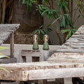 Humble One Outdoor Oplaadbare Tafellamp Moss│Buitenverlichting│art. HUMTL00117│tweemaal op houten buitentafel