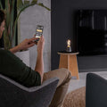 Humble One Smart Oplaadbare Tafellamp Donkergrijs│art. HUMTLS0101│Slimme Verlichting│op tafeltje met licht aan en bediening via app