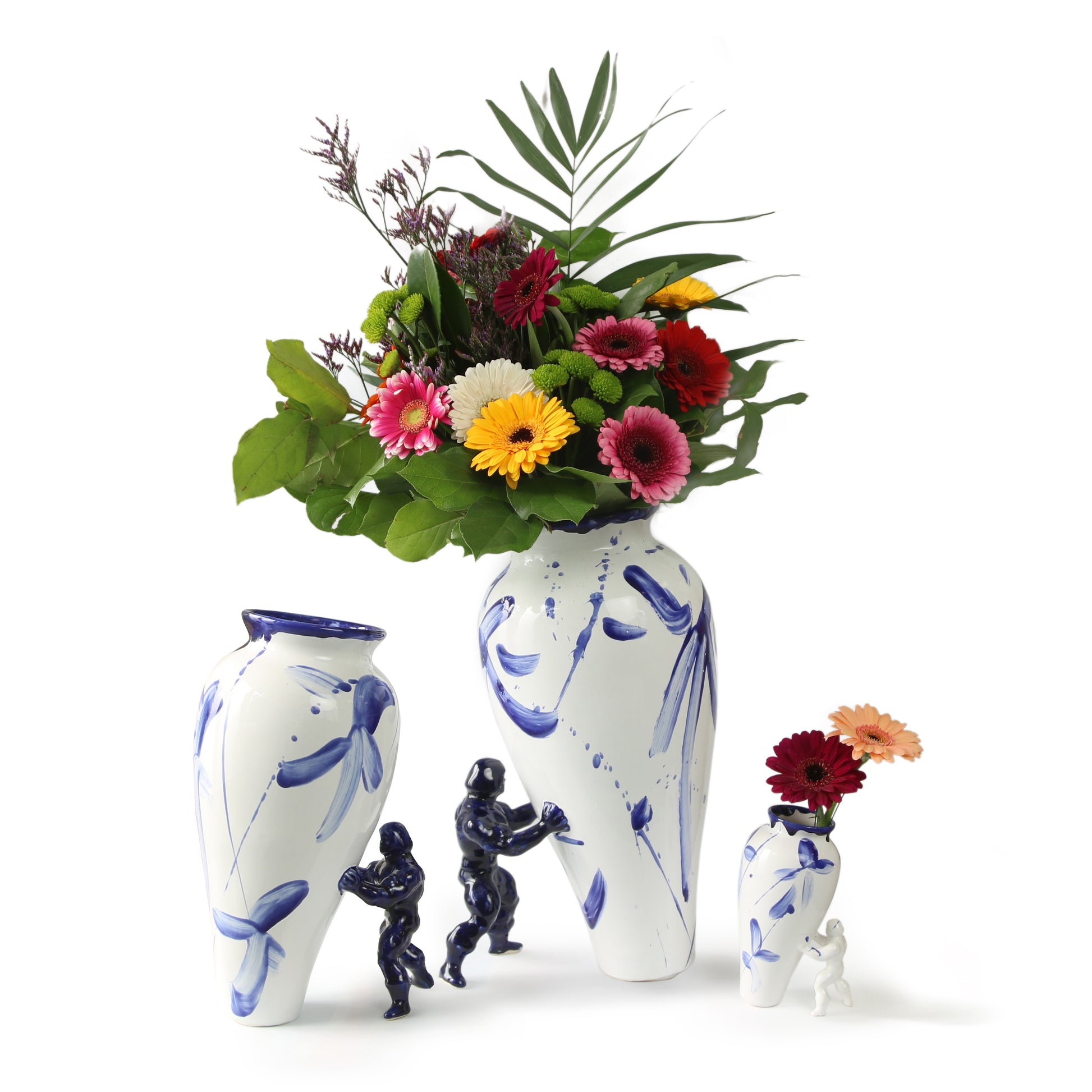 My Superhero Vaas • Jasmin Djerzic • Deze scheve vaas wordt in balans gehouden dankzij jouw eigen Superhero! Dit ontwerp van Jasmin Djerzic is volledig handgemaakt van keramiek. Met of zonder bloemen, deze vaas is een echte eyecatcher in huis! Verkrijgbaar in verschillende maten en kleuren.