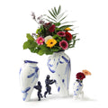 Deze scheve vaas wordt in balans gehouden dankzij jouw eigen Superhero! Dit ontwerp van Jasmin Djerzic is volledig handgemaakt van keramiek. Met of zonder bloemen, deze vaas is een echte eyecatcher in huis! Verkrijgbaar in verschillende maten en kleuren.