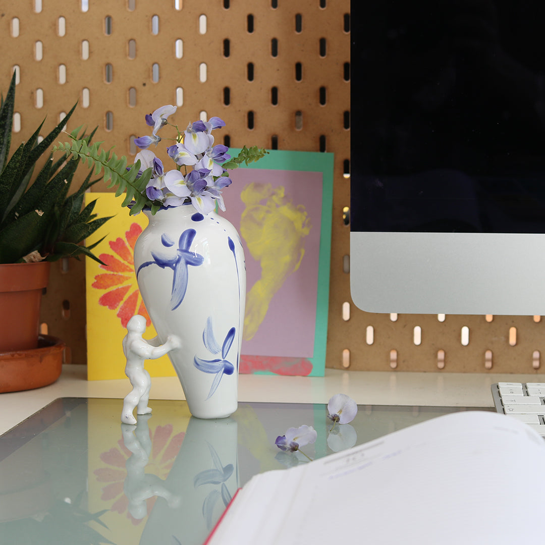 Deze scheve vaas wordt in balans gehouden dankzij jouw eigen Superhero! Dit ontwerp van Jasmin Djerzic is volledig handgemaakt van keramiek. Met of zonder bloemen, deze vaas is een echte eyecatcher in huis! Verkrijgbaar in verschillende maten en kleuren.