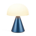 Lexon Mina large Oplaadbare Tafellamp Donkerblauw│LH65MDB│vooraanzicht met warm licht aan