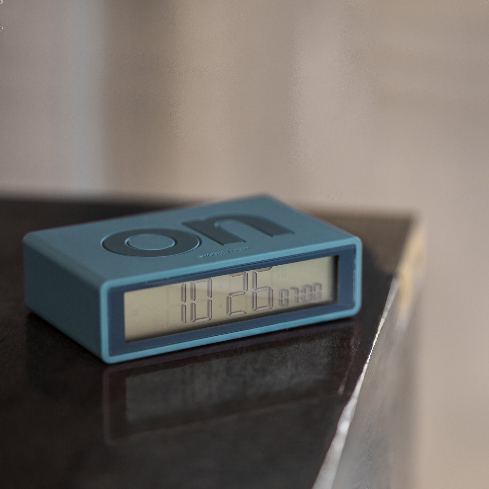 Lexon Flip+ Reiswekker Digitaal│Duck Blue│sfeerfoto op kastje