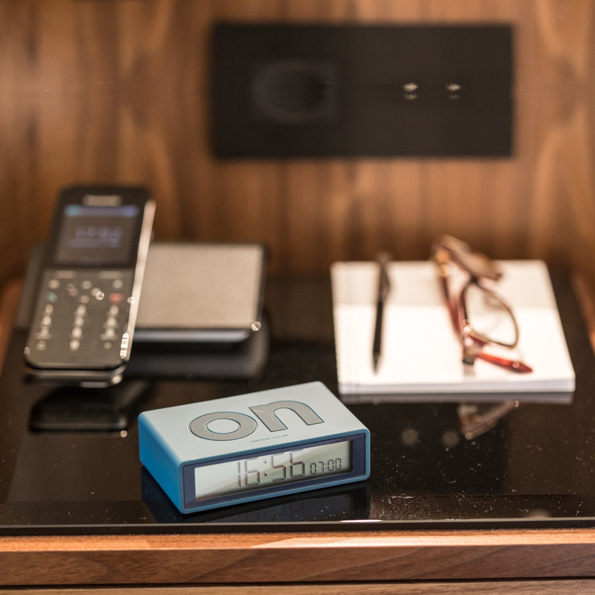 Lexon Flip+ Reiswekker Digitaal│Duck Blue│sfeerfoto op bureau