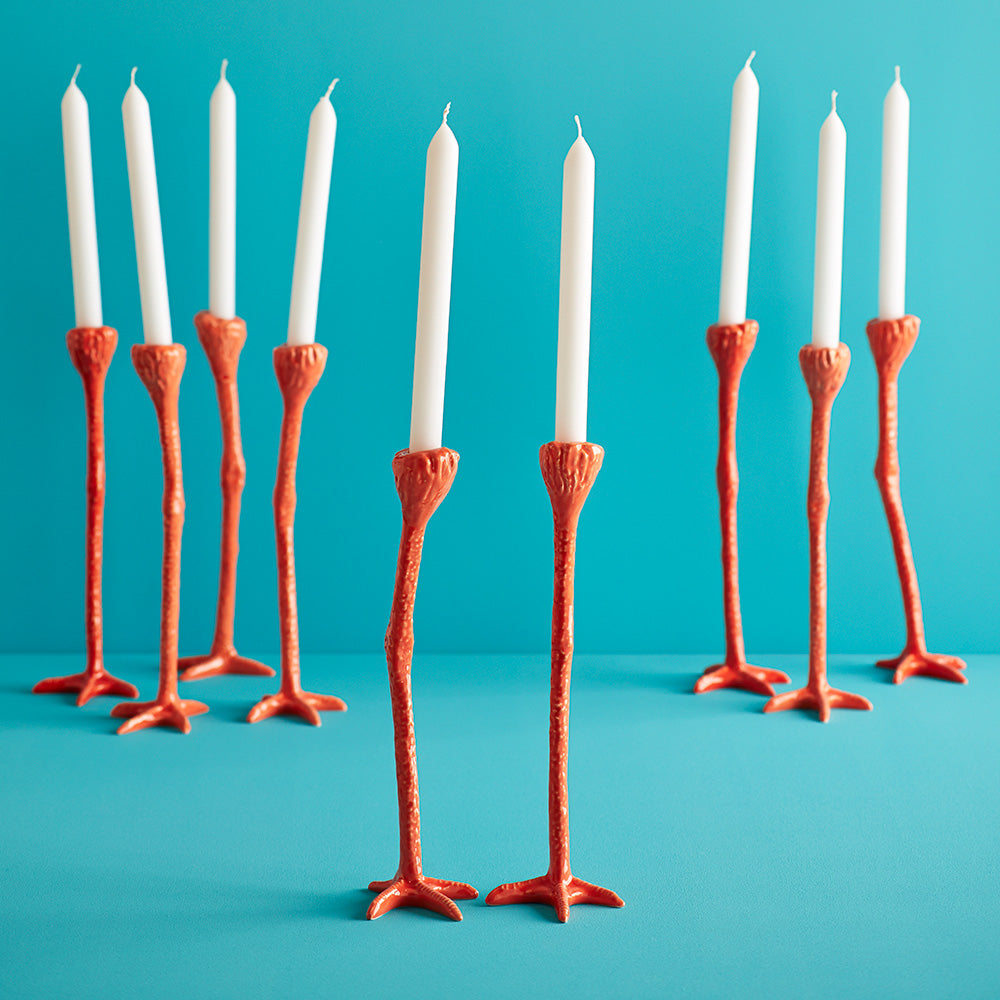 Long Legs Kandelaars • Jasmin Djerzic • Long Legs is een set van twee kandelaars in de vorm van de poten van een reiger. Gemaakt van stevige kunsthars, en verkrijgbaar in verschillende opvallende kleuren. De zwart/gele combinatie zijn de kleuren van de poten van de kleine zilverreiger.