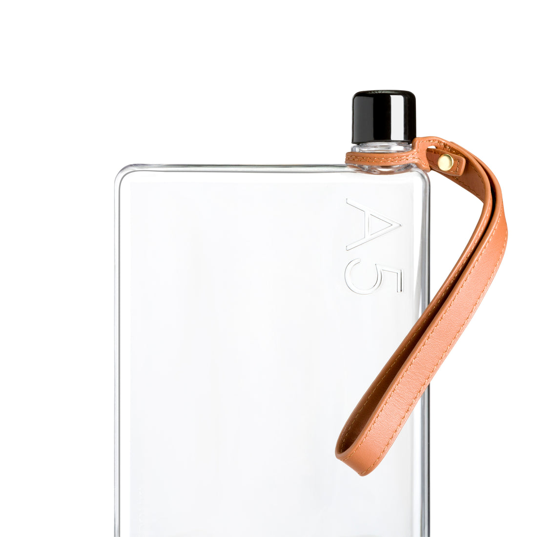 Memobottle • Handvat Leer • Designmarket.today • Met de leather Lanyard draag je je Memobottle overal makkelijk mee naar toe. Met dit leren handvat heb je altijd je waterfles bij de hand. Maar ook je handen vrij wanneer nodig. Geschikt voor alle formaten Memobottle. Gemaakt van hoge kwaliteit voor lange levensduur.