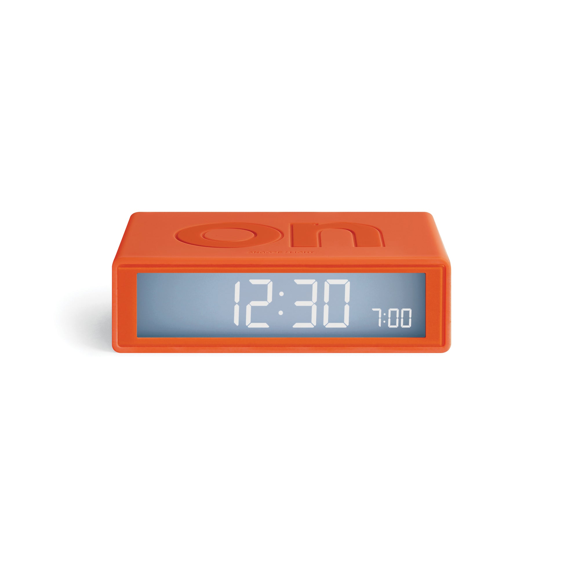 Lexon Flip Reiswekker Digitaal│Oranje│voorkant met licht aan en ON-teken naar boven