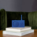 Lexon Tykho-3 FM Radio en Bluetooth-speaker│Donkerblauw│oplaadbaar│art. LA119DB9│op salontafel met boeken