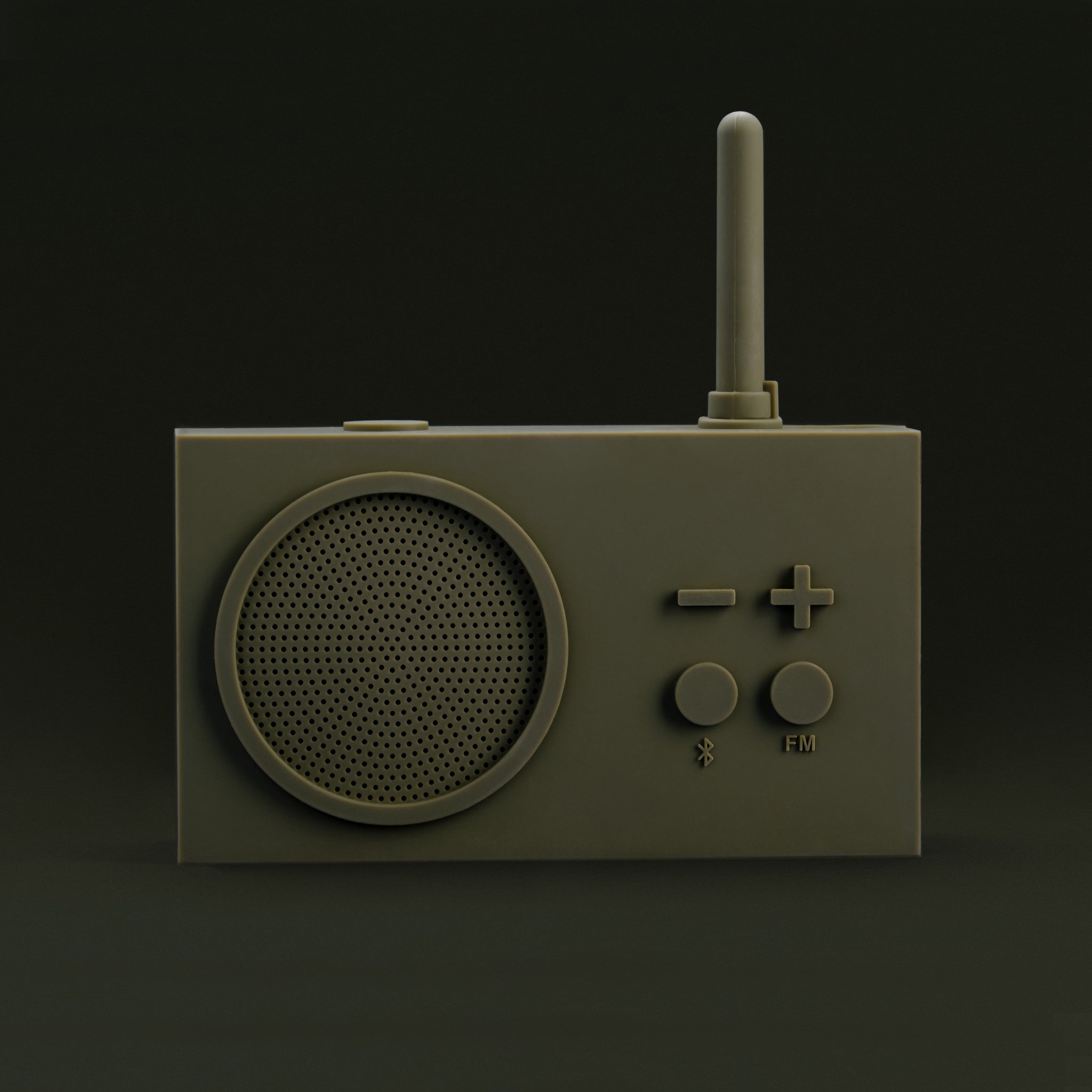 Lexon Tykho-3 FM Radio en Bluetooth-speaker│oplaadbaar en waterbestendig│art. LA119K9│voorkant met donkrgroene achtergrond