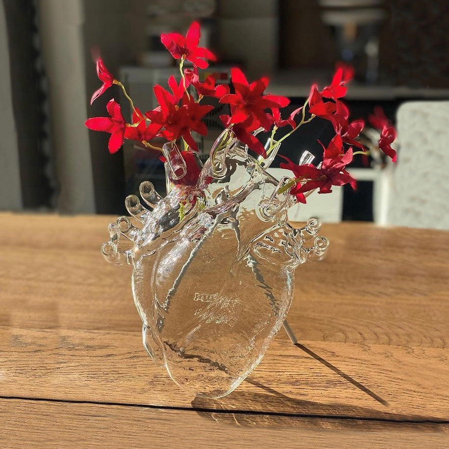 Love in Bloom Vaas • Seletti • Love in Bloom vaas is er nu ook in glas. Deze prachtige vaas is ontworpen door Marcantonio voor het Italiaanse merk Seletti. Hij is vormgegeven in de vorm van een anatomisch menselijk hart. Samen met bloemen is dit hart de ultieme combinatie voor liefde en romantiek.