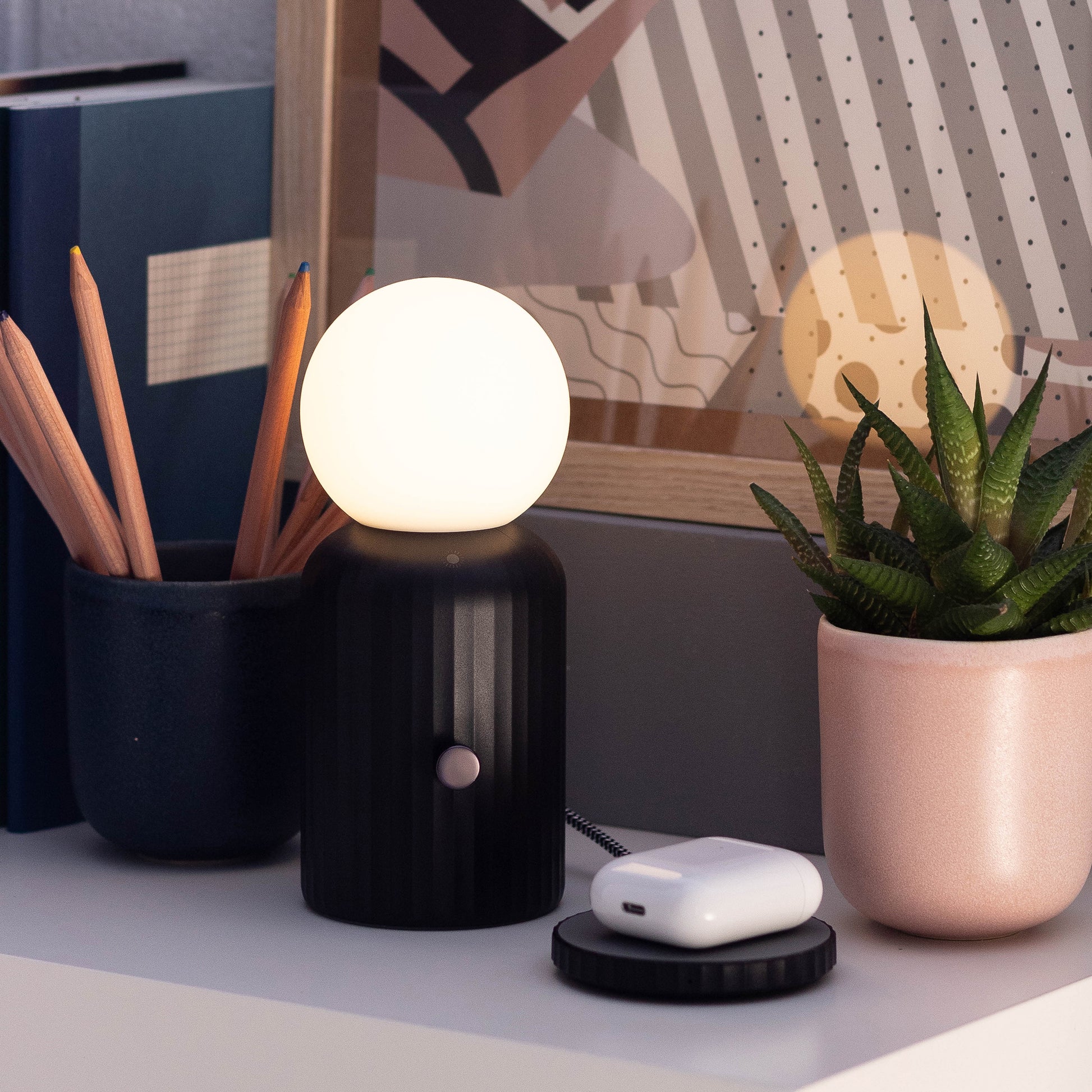 Original Lamp Zwart│Lund London│art. 7477│op bureau met oordopjes op oplader