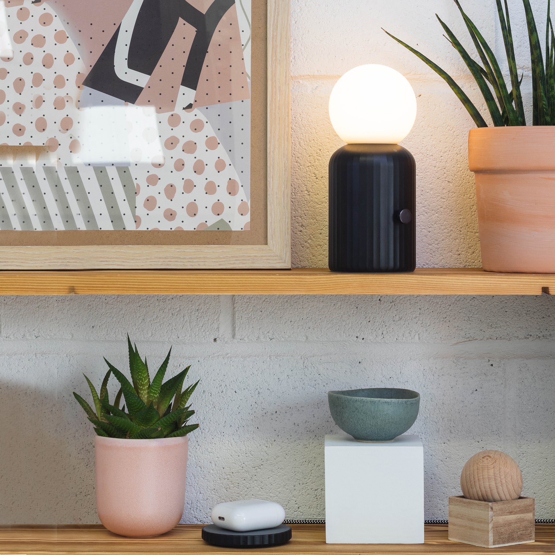 Original Lamp Zwart│Lund London│art. 7477│op houten plank met planten