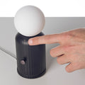 Original Lamp Zwart│Lund London│art. 7477│met vinger aan touchknop