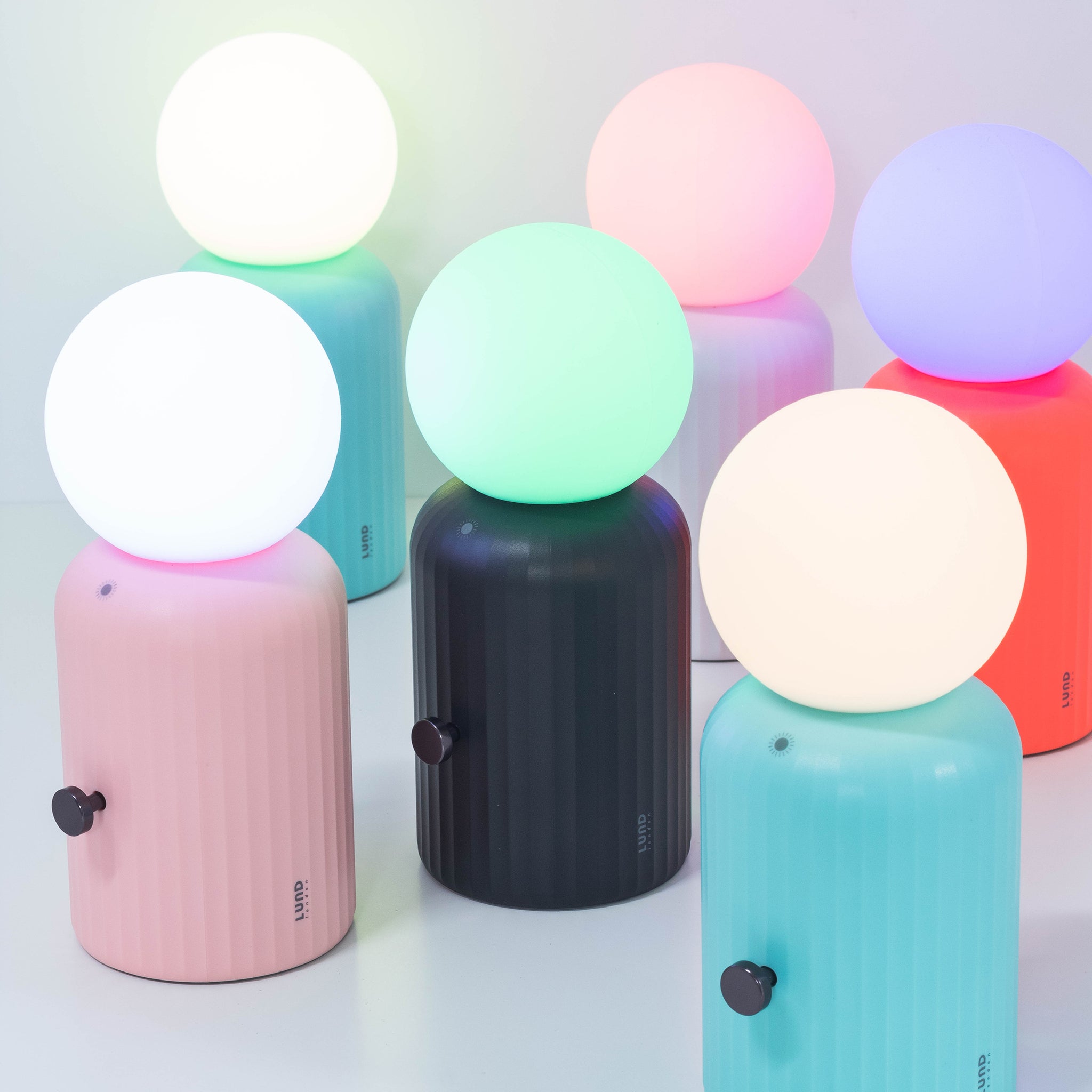 Skittle Oplaadbare Lamp Coral│Lund London│Draadloos│foto groep diverse kleuren lamp en verlichting