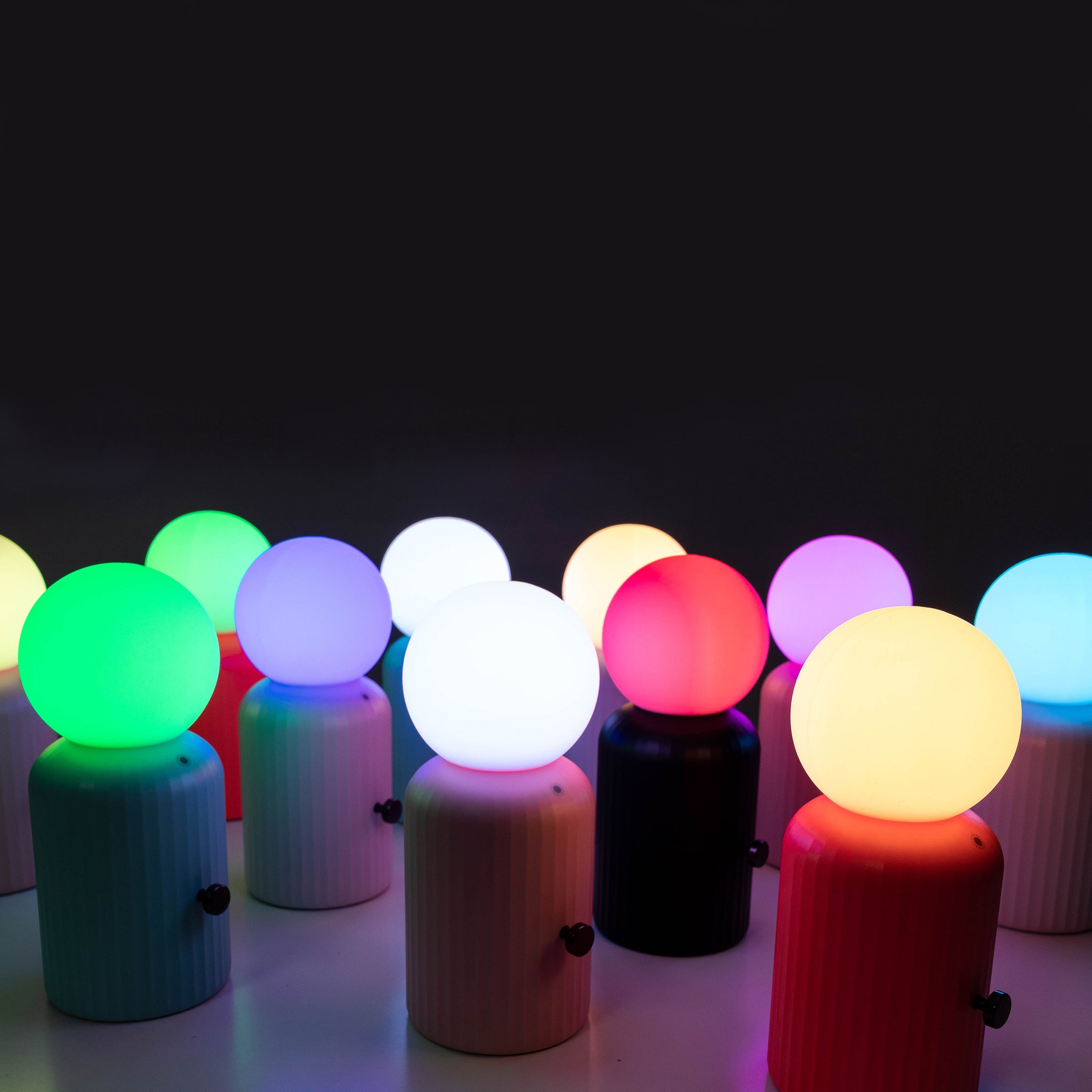 Skittle Oplaadbare Lamp Coral│Lund London│Draadloos│foto groep diverse kleuren met licht aan en donkere achtergrond