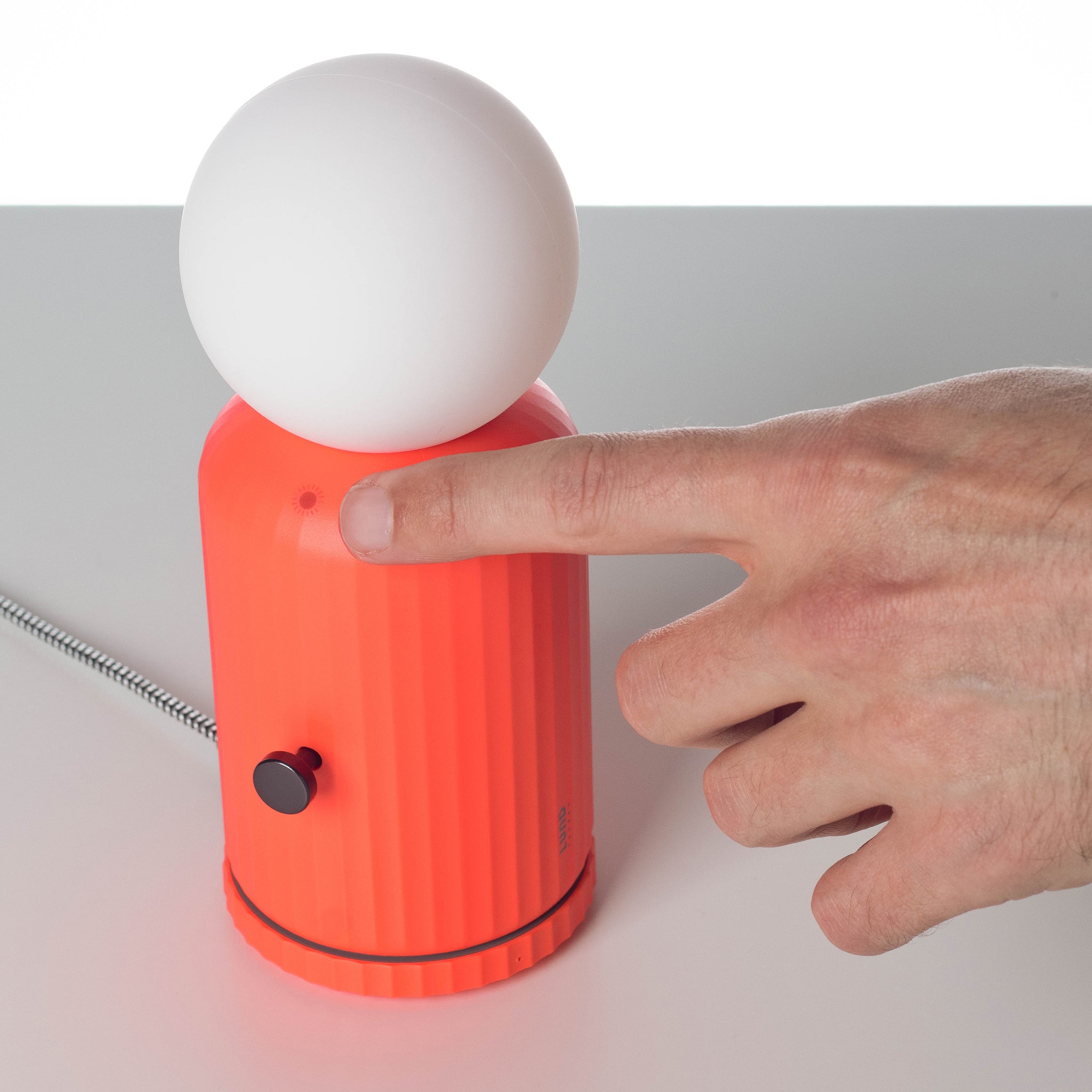 Skittle Oplaadbare Lamp Coral│Lund London│Draadloos│foto met hand aan touchknop