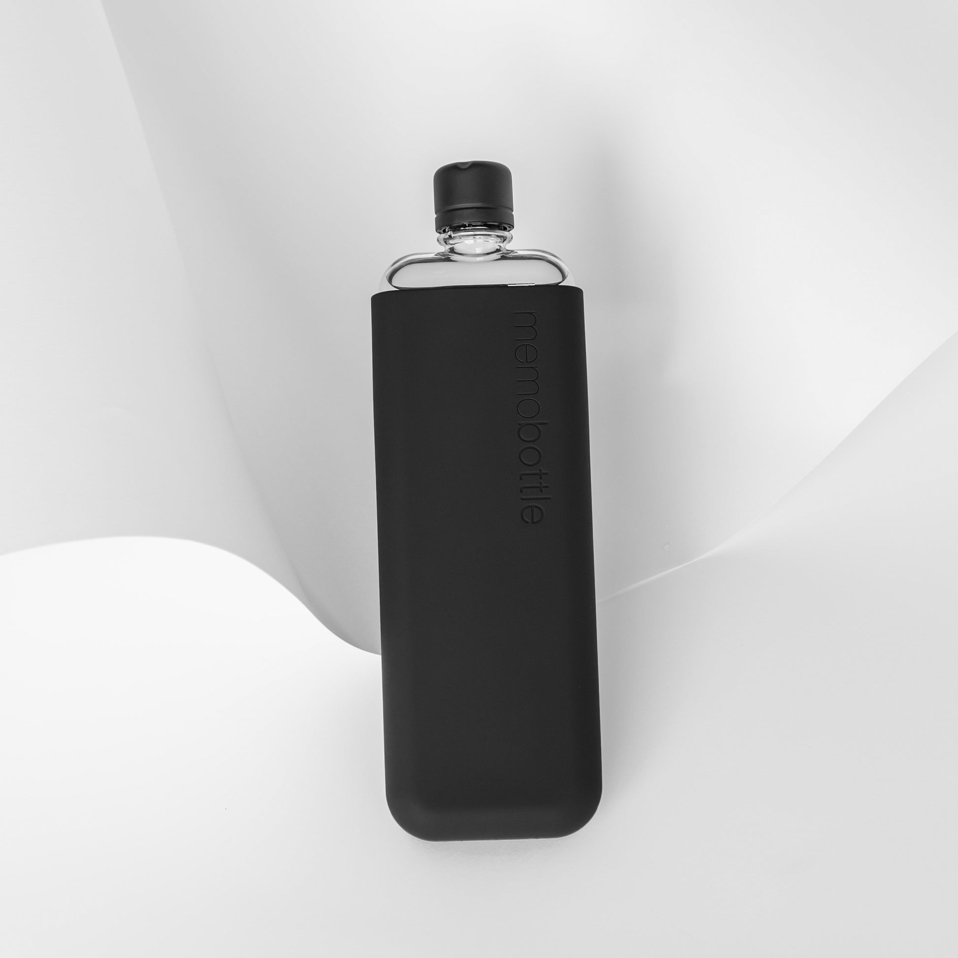 Memobottle Silicone Sleeve Slim Black Ink│Drinkfles│foto met papier op achtergrond