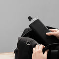 Memobottle Silicone Sleeve Slim Black Ink│Drinkfles│foto in sporttas