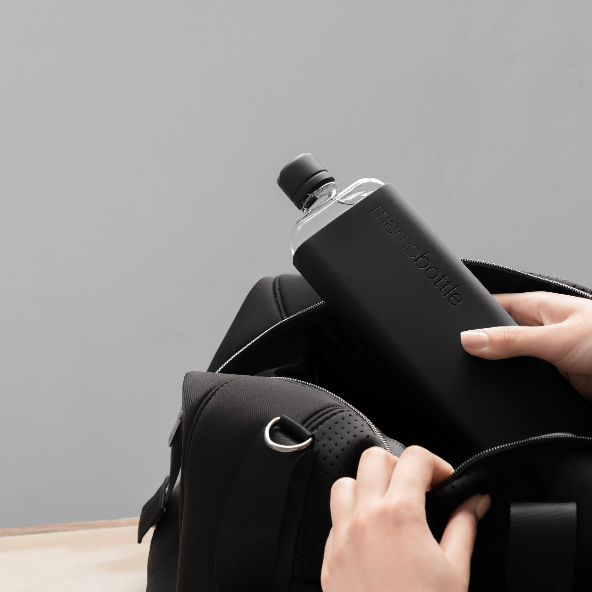 Memobottle Silicone Sleeve Slim Black Ink│Drinkfles│foto in sporttas