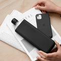 Memobottle Silicone Sleeve Slim Black Ink│Drinkfles│lifestyle foto met telefoon en tijdschriften