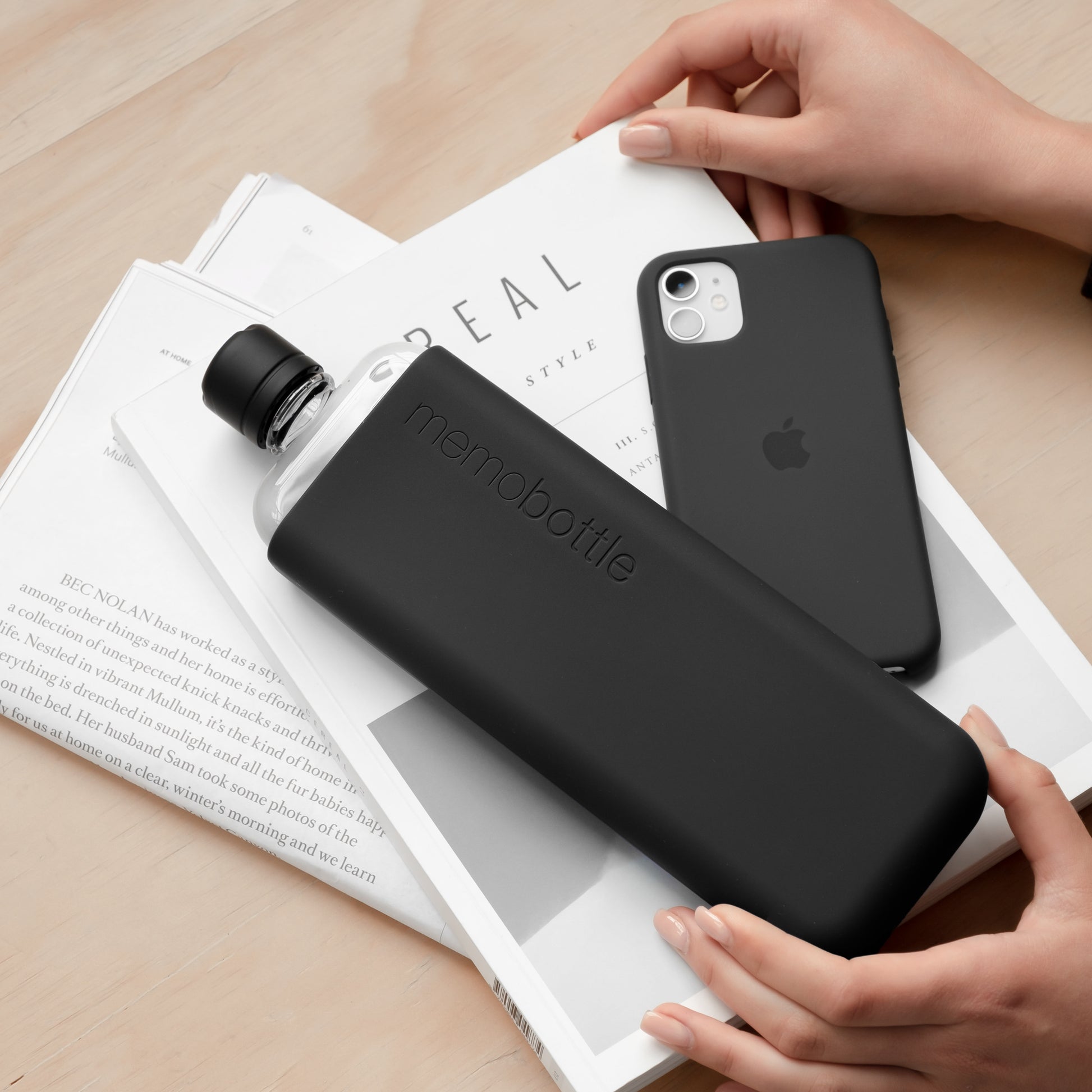 Memobottle Silicone Sleeve Slim Black Ink│Drinkfles│lifestyle foto met telefoon en tijdschriften