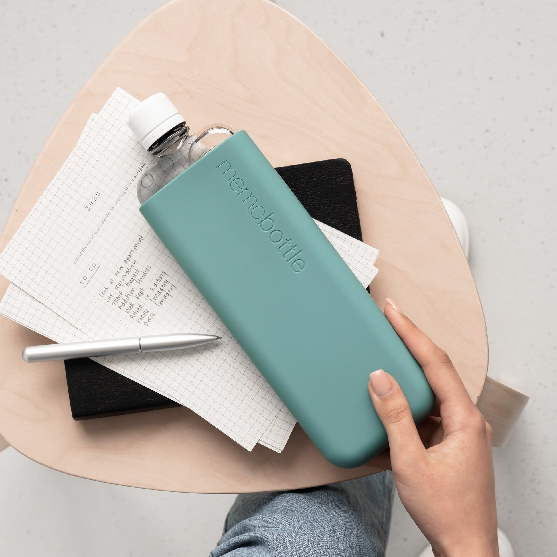Memobottle Silicone Sleeve Slim Sea Mist│Drinkfles│lifestyle foto met notitieboek en pen