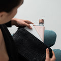 Memobottle Silicone Sleeve A6│Pale Coral│Drinkfles│lifestyle foto in damestas