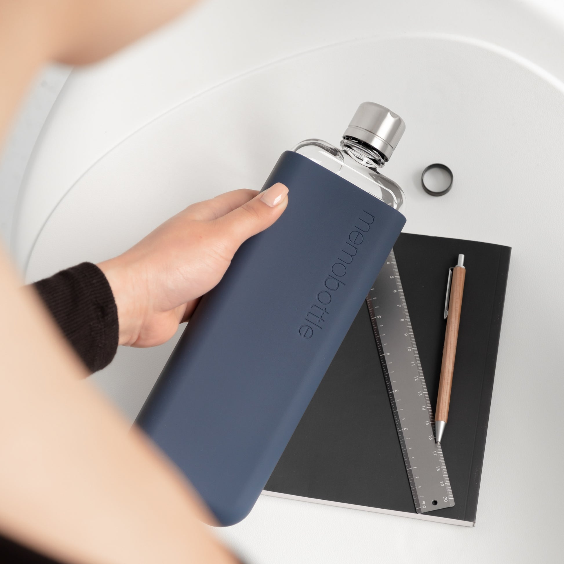 Memobottle Silicone Sleeve Slim Midnight Blue│Drinkfles│foto met bureau accessoires