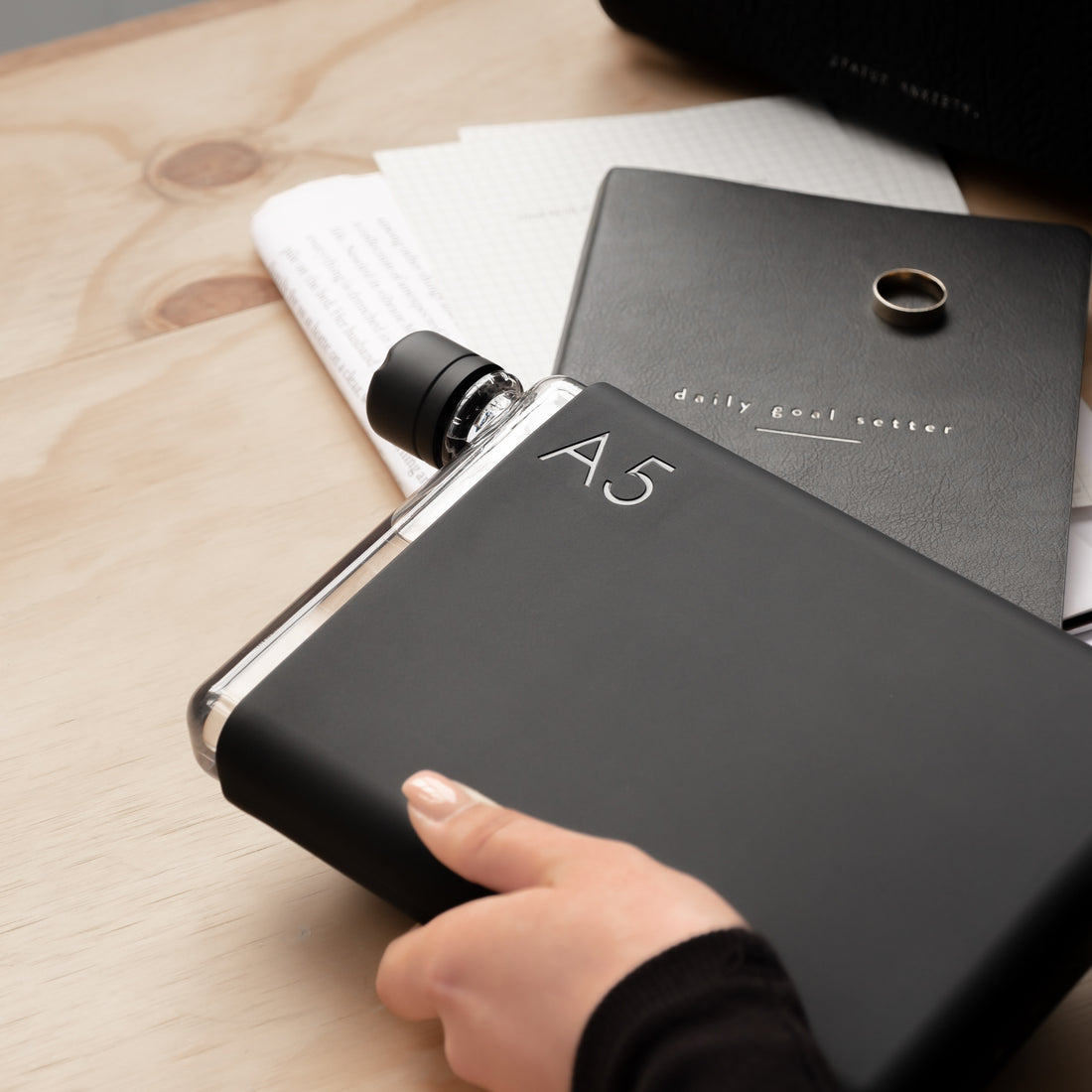Memobottle Silicone Sleeve A5 Black Ink│Drinkfles│foto voorkant zonder fles achtergrond