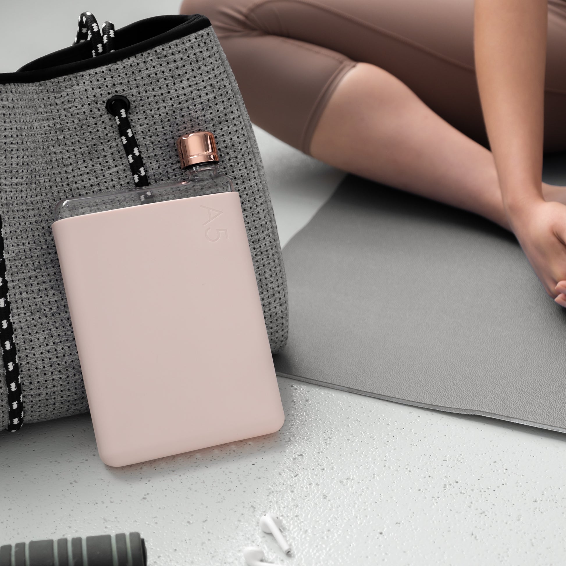Memobottle Silicone Sleeve A5 Pale Coral│Drinkfles│foto met yoga mat en damestas