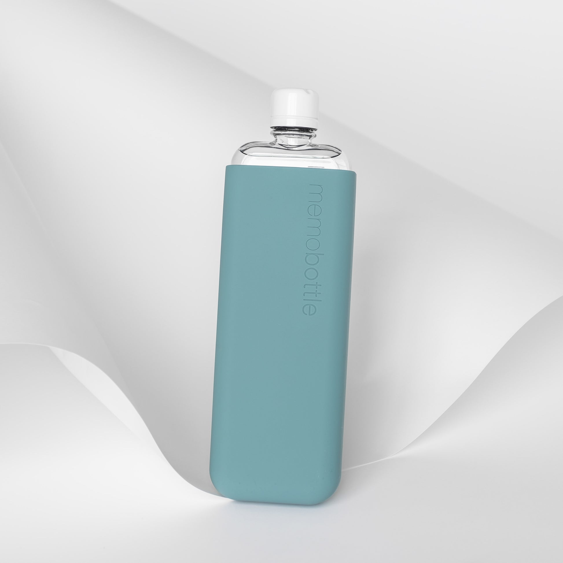 Memobottle Silicone Sleeve Slim Sea Mist│Drinkfles│foto met papier op achtergrond