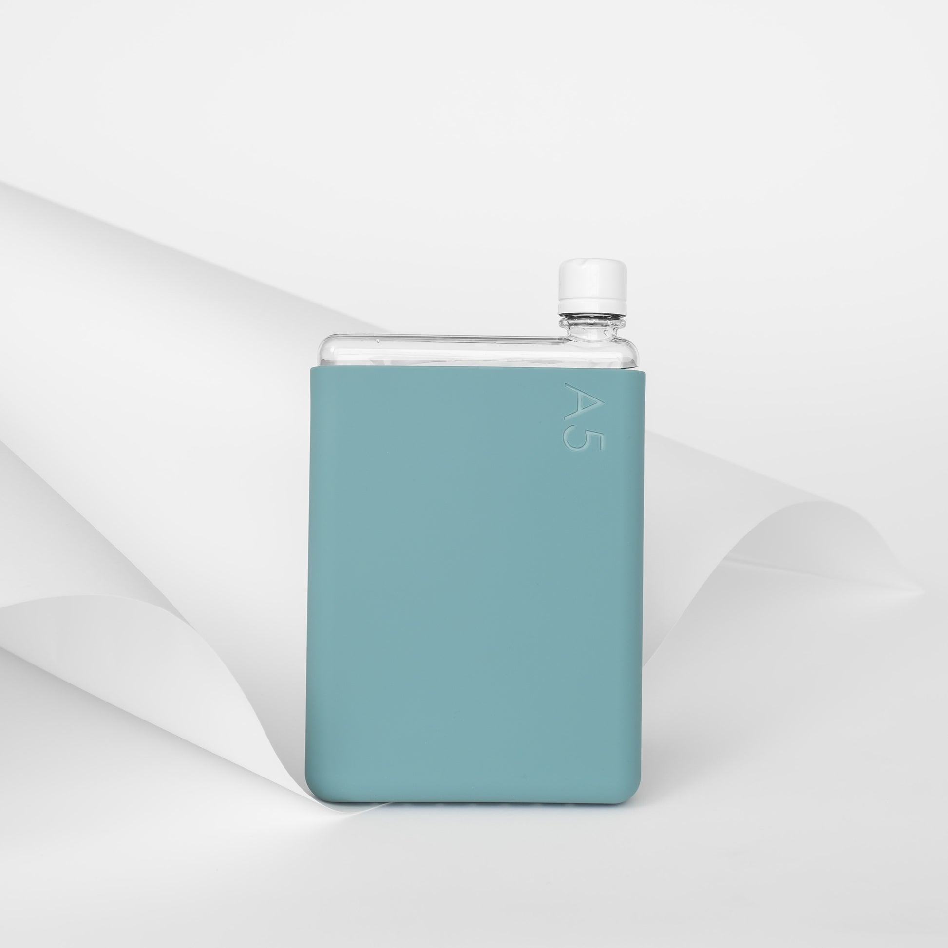 Memobottle Silicone Sleeve A5 Sea Mist│Drinkfles│foto met papie op achtergrond