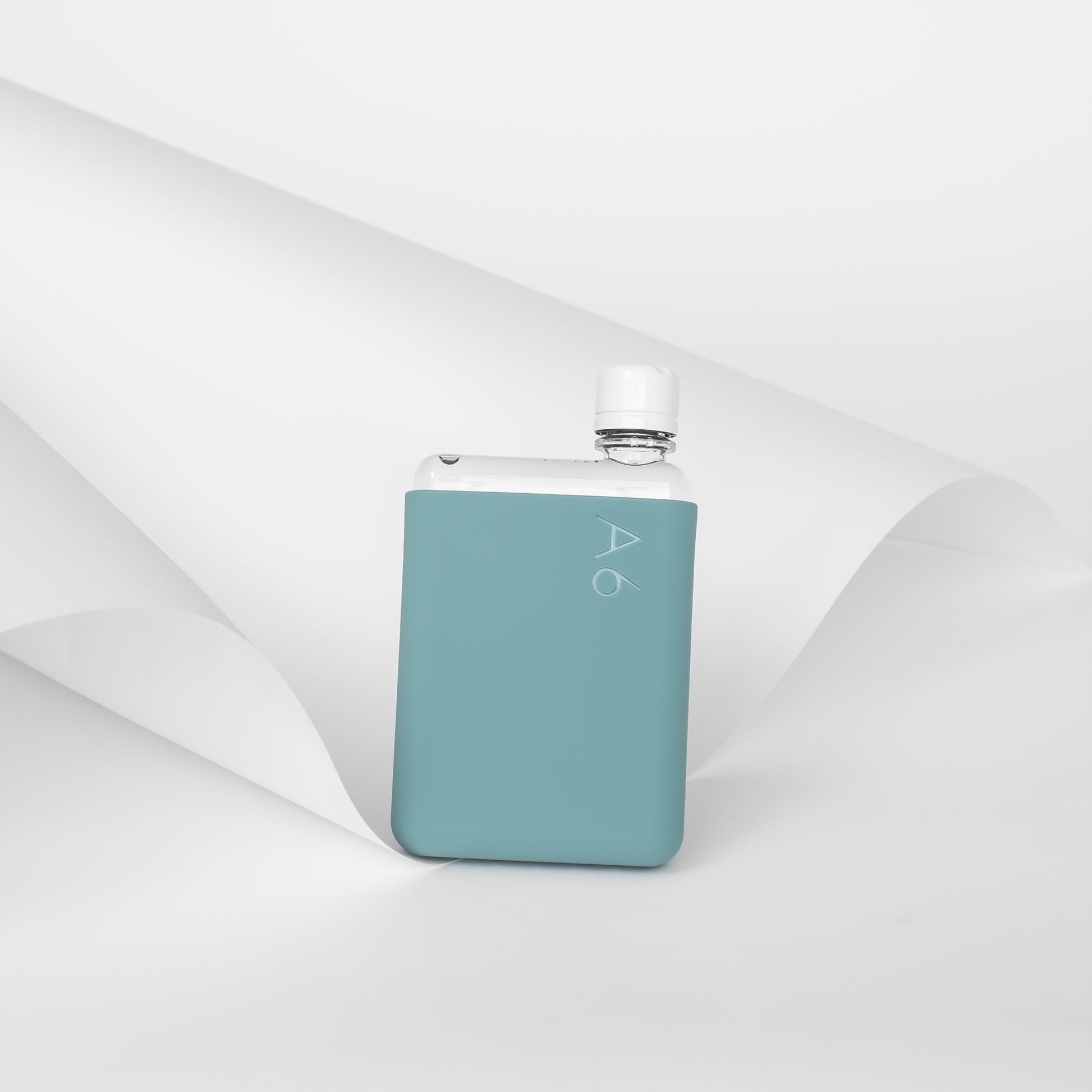 Memobottle Silicone Sleeve A6│Sea Mist│Drinkfles│foto met papier op achtergrond