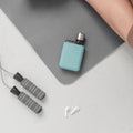 Memobottle Silicone Sleeve A7│Sea Mist│Drinkfles│lifestyle foto op bureau met oordopjes