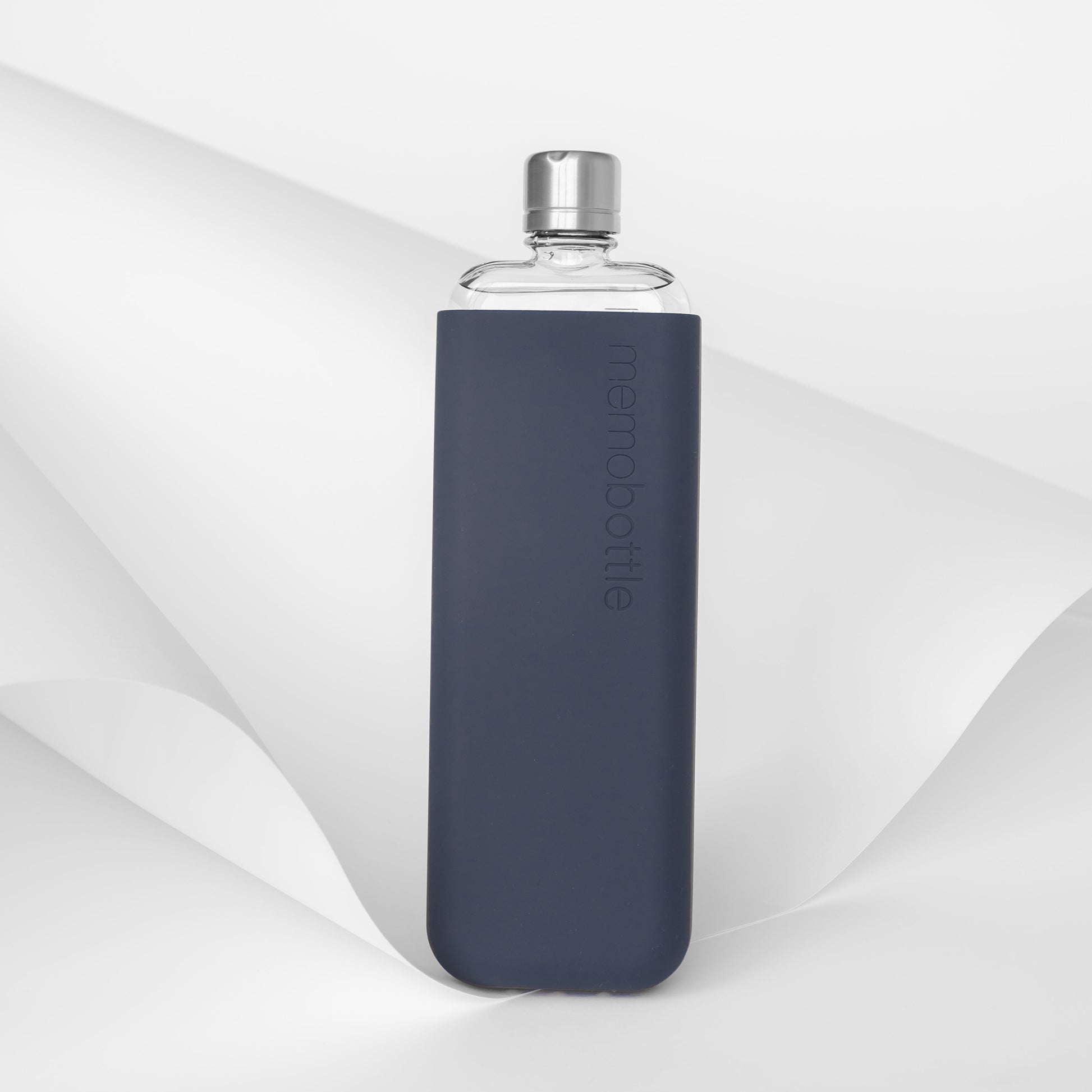 Memobottle Silicone Sleeve Slim Midnight Blue│Drinkfles│foto met papier op achtergrond
