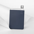 Memobottle Silicone Sleeve A5 Midnight Blue│Drinkfles│foto met papier op achtergrond