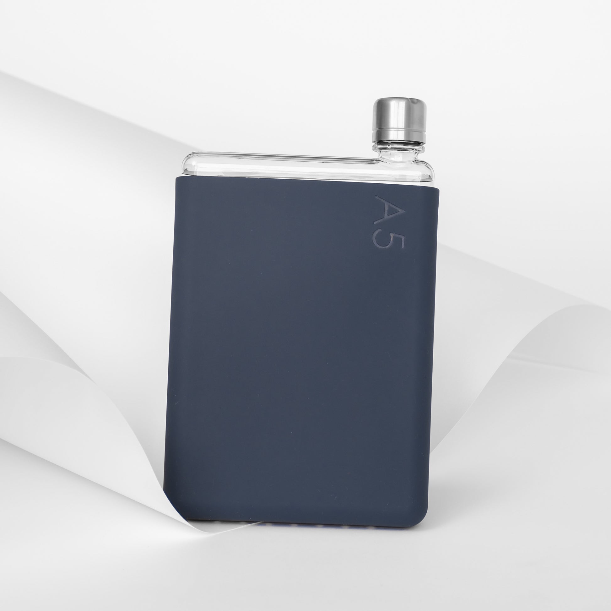 Memobottle Silicone Sleeve A5 Midnight Blue│Drinkfles│foto met papier op achtergrond
