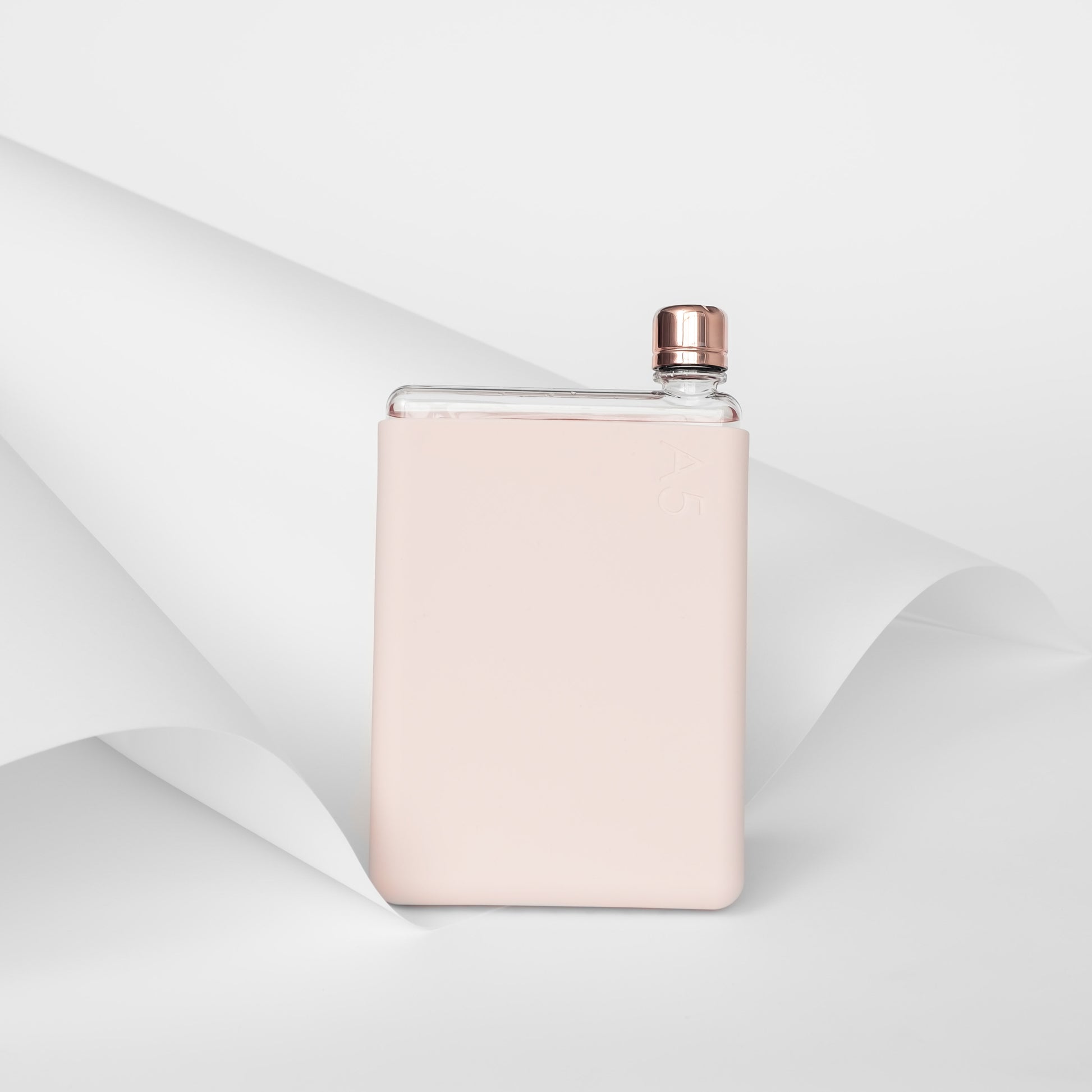 Memobottle Silicone Sleeve A5 Pale Coral│Drinkfles│foto met papieren achtergrond