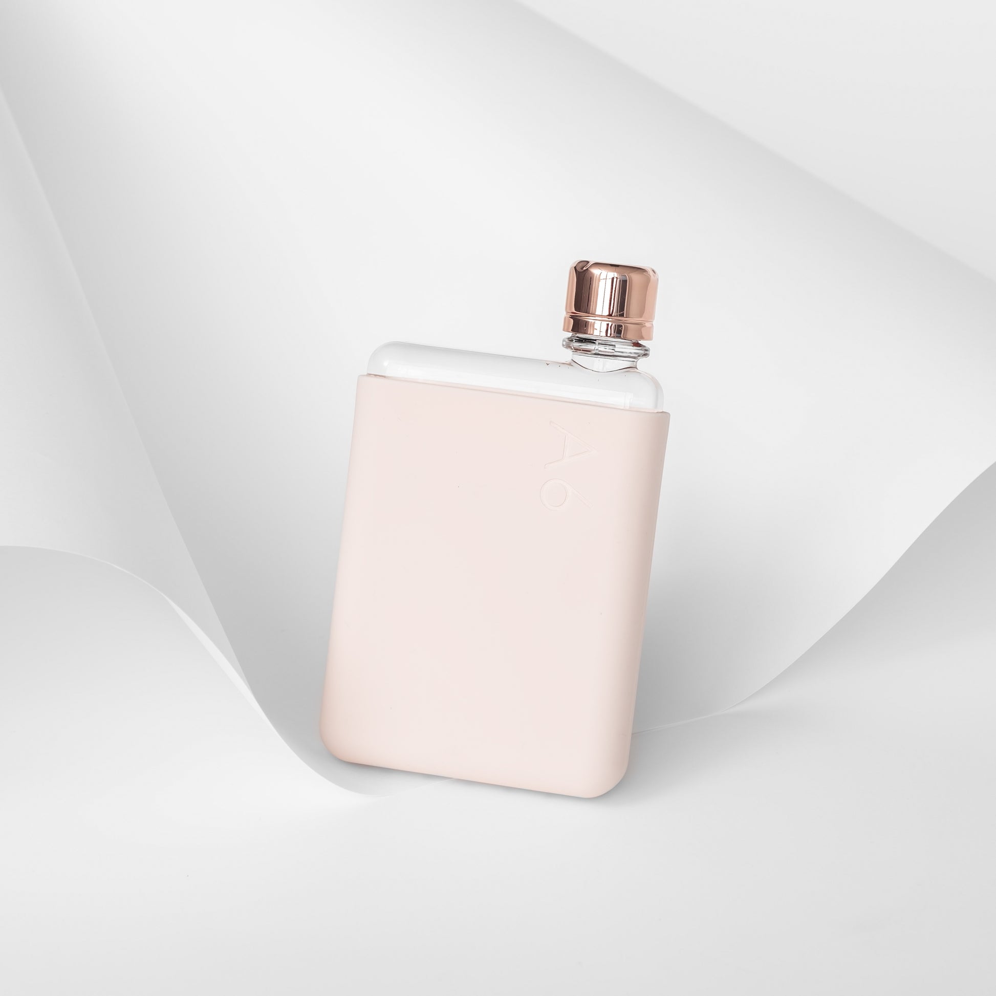 Memobottle Silicone Sleeve A6│Pale Coral│Drinkfles│foto met papier op achtergrond