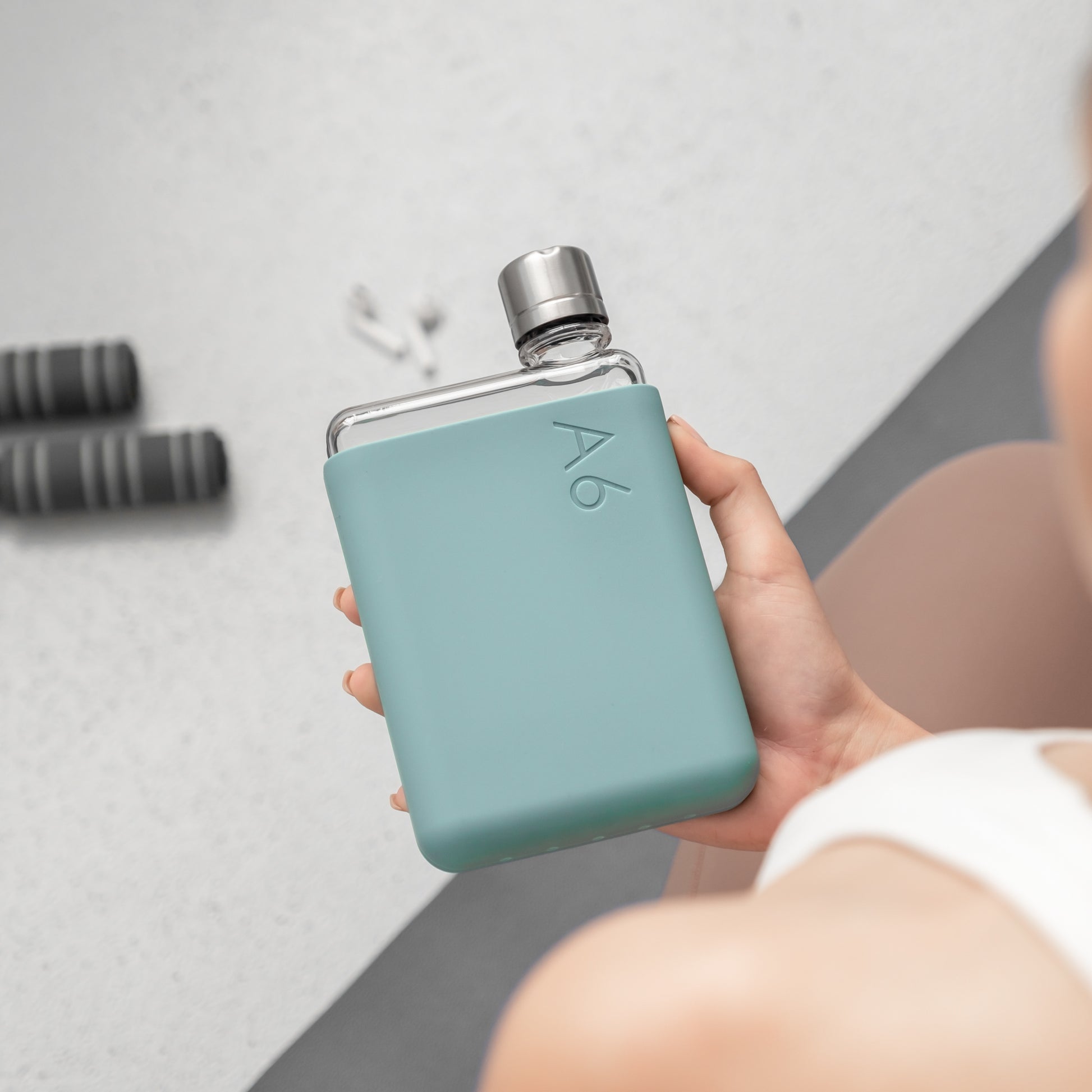 Memobottle Silicone Sleeve A6│Sea Mist│Drinkfles│lefestyle foto met fles in hand