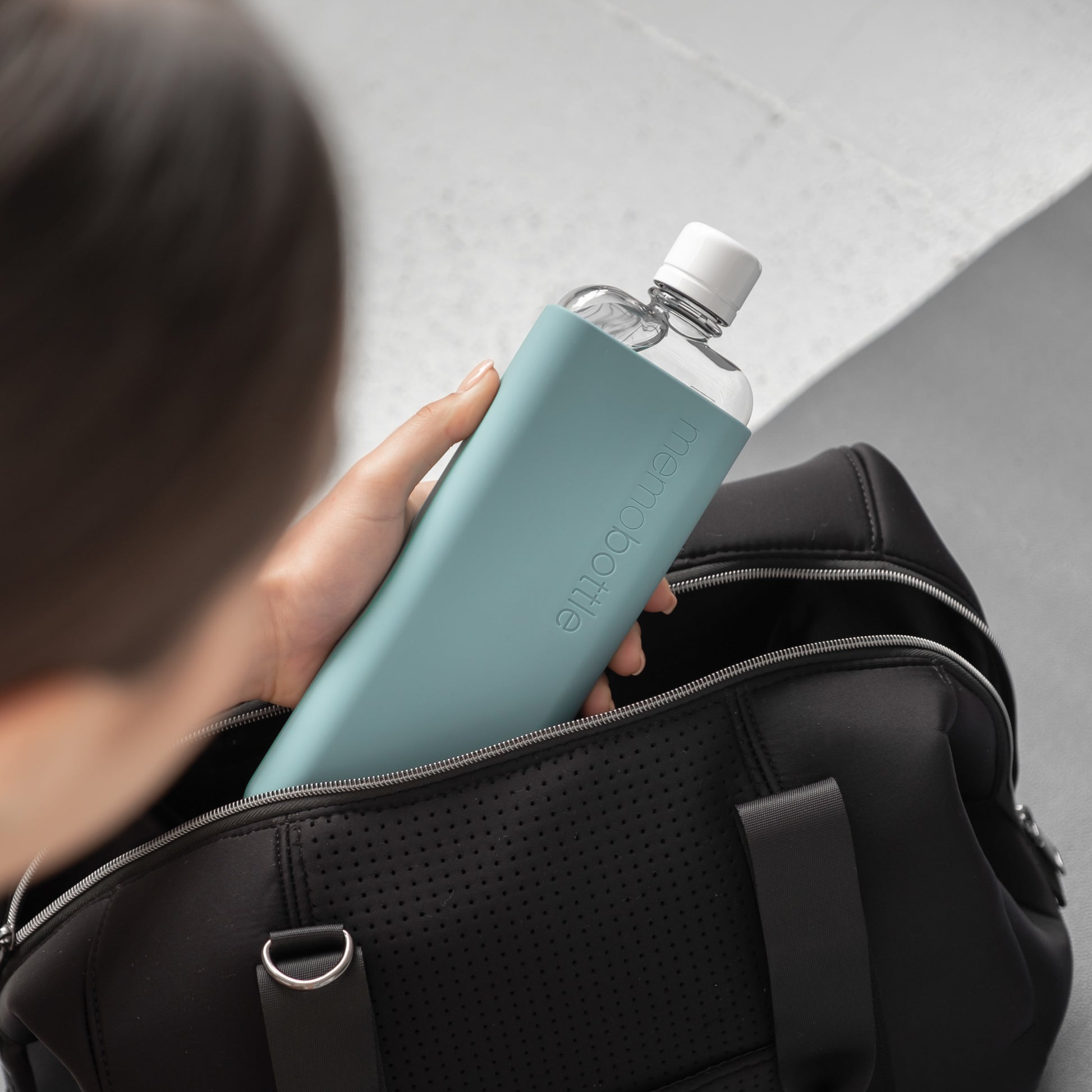 Memobottle Silicone Sleeve Slim Sea Mist│Drinkfles│foto in sporttas