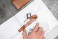 Memobottle • Handvat Leer • Designmarket.today • Met de leather Lanyard draag je je Memobottle overal makkelijk mee naar toe. Met dit leren handvat heb je altijd je waterfles bij de hand. Maar ook je handen vrij wanneer nodig. Geschikt voor alle formaten Memobottle. Gemaakt van hoge kwaliteit voor lange levensduur.