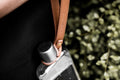 Memobottle • Handvat Leer • Designmarket.today • Met de leather Lanyard draag je je Memobottle overal makkelijk mee naar toe. Met dit leren handvat heb je altijd je waterfles bij de hand. Maar ook je handen vrij wanneer nodig. Geschikt voor alle formaten Memobottle. Gemaakt van hoge kwaliteit voor lange levensduur.