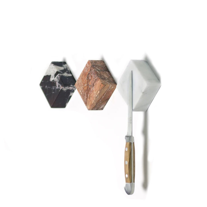 Monolyth is een magnetisch wandblok voor het opbergen van je sleutelbos, of het ophangen van je keukenmessen etc. Deze prachtige kubus van het Belgische merk kabinet van Look is verkrijgbaar in 5 verschillende marmersoorten en kan tot 3 kg aan gewicht dragen. 