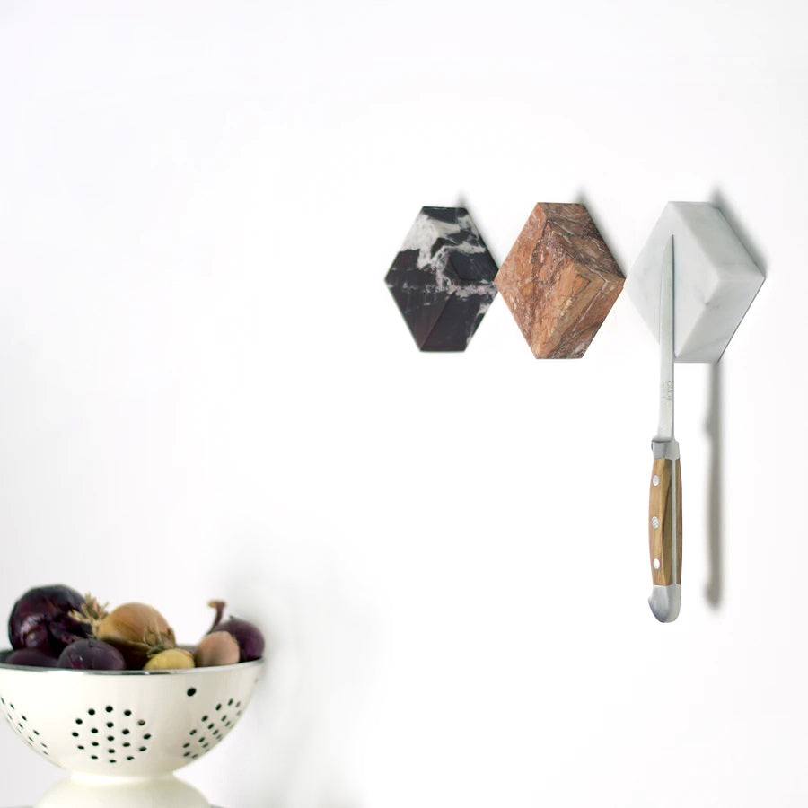 Monolyth is een magnetisch wandblok voor het opbergen van je sleutelbos, of het ophangen van je keukenmessen etc. Deze prachtige kubus van het Belgische merk kabinet van Look is verkrijgbaar in 5 verschillende marmersoorten en kan tot 3 kg aan gewicht dragen. 