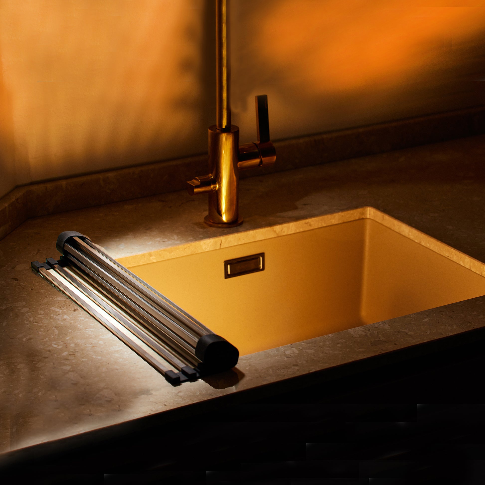 Rolmat RVS│Onderzetter en Afdruiprek│Happy Sinks by Magisso│art. EB-HS-002│opgerold boven spoelbak